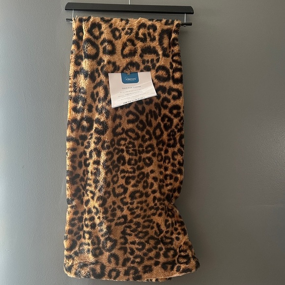Interiors By Design Other - Reversible Faux Fur Throw animal print blanket cozy comfy oversized mom’s gift
